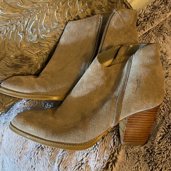 Short leather  ankle boot - Picture 3 of 8
